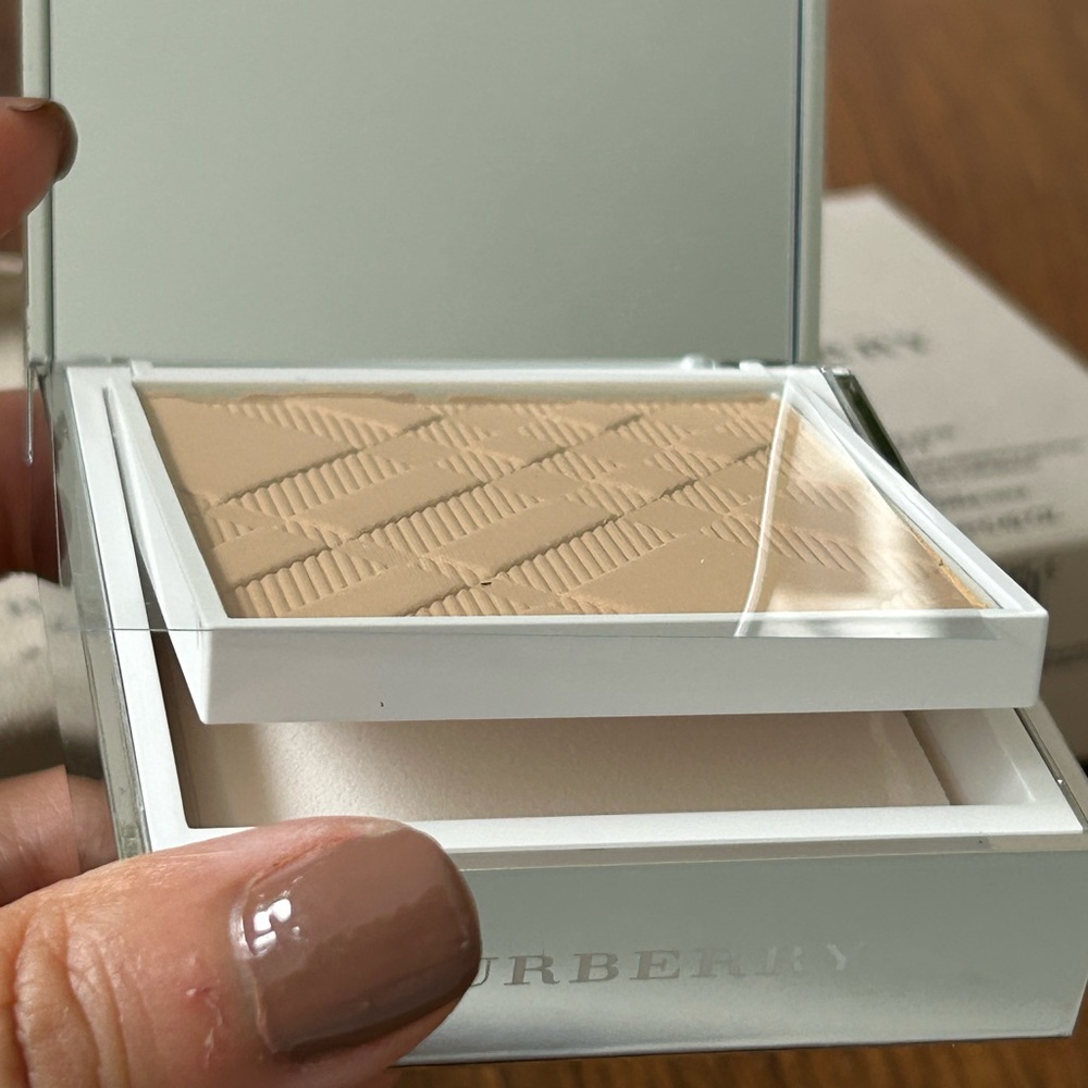 New Burberry Bright Glow Compact, flawless white-translucency foundation